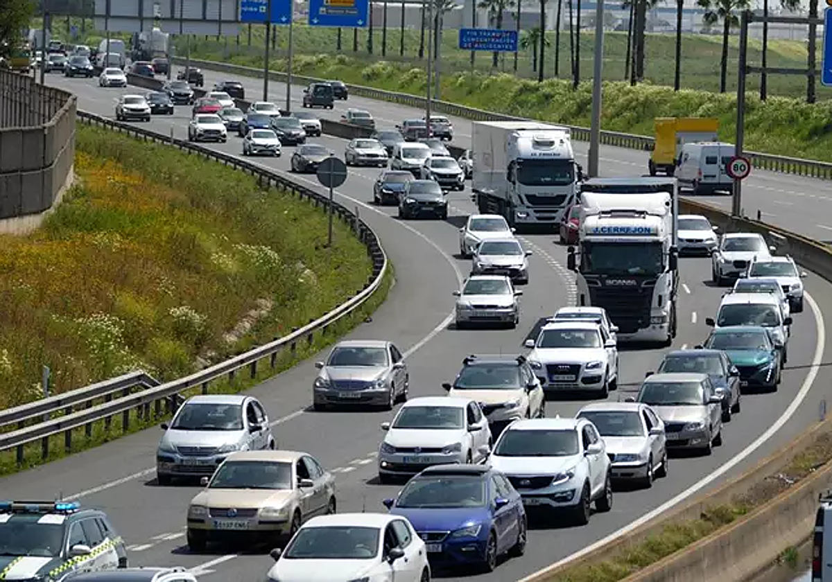 Vehículos circulan en la salida de Sevilla