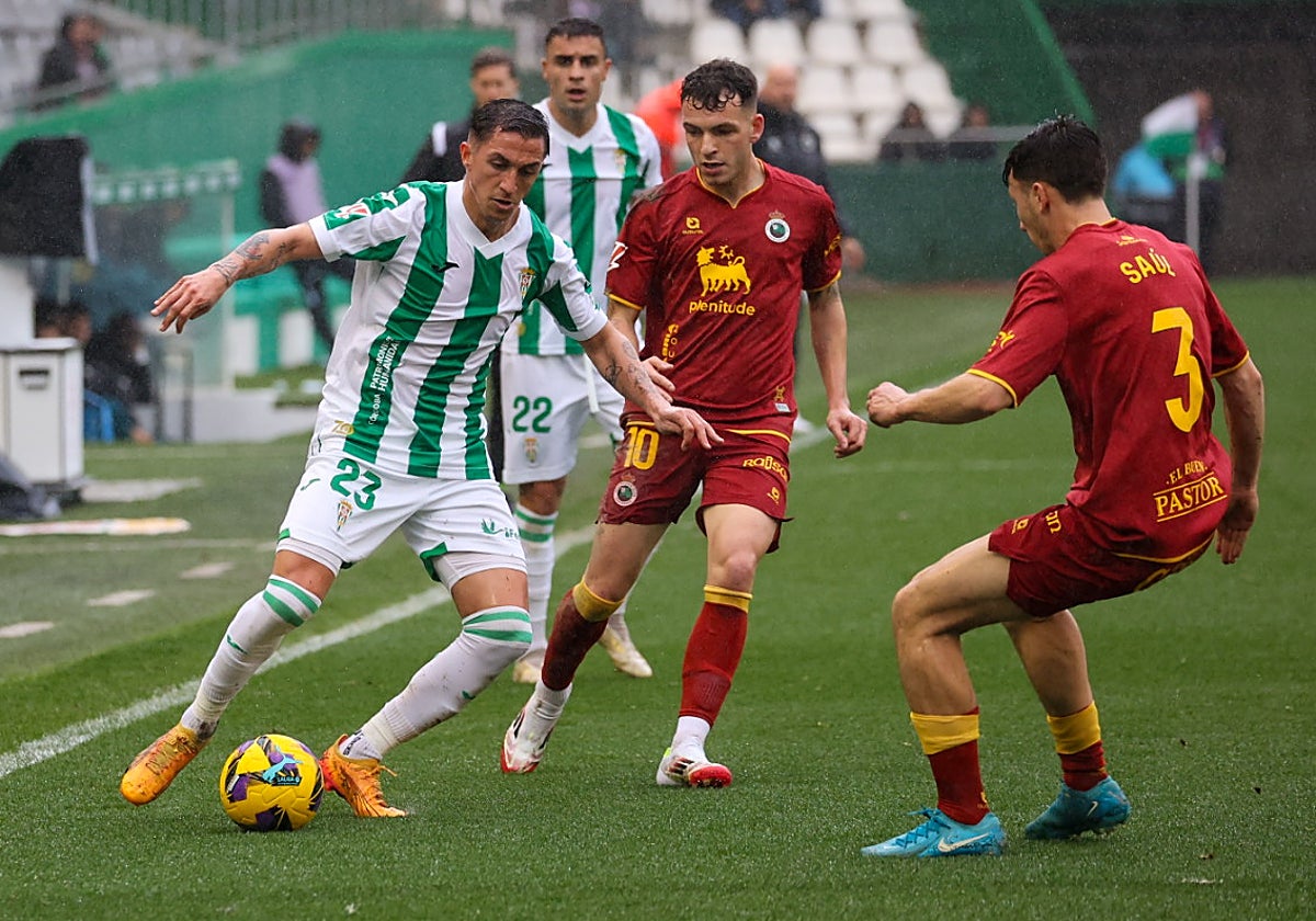 Carracedo mueve el balón durante un partido en El Arcángel esta temporada