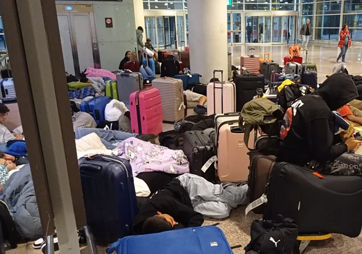 Imagen del grupo de estudiantes de Canarias atrapado en el Aeropuerto de Barcelona facilitada por sus profesores.
