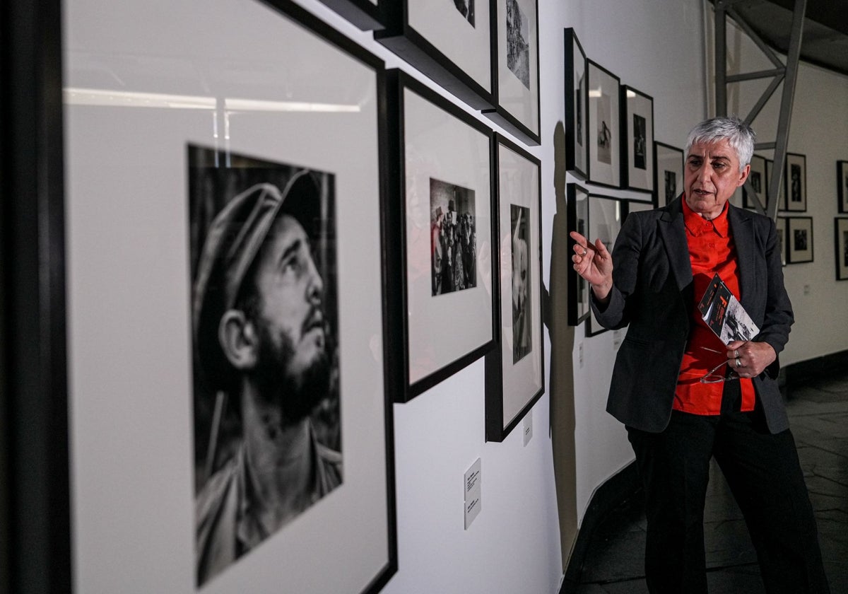 María Millán, ante imágenes de Jesse A. Fernández sobre Cuba y Fidel Castro