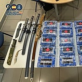 Detenido un hombre con tres katanas, machetes y hasta 15 kilos de cocaína en su casa de Telde (Gran Canaria)