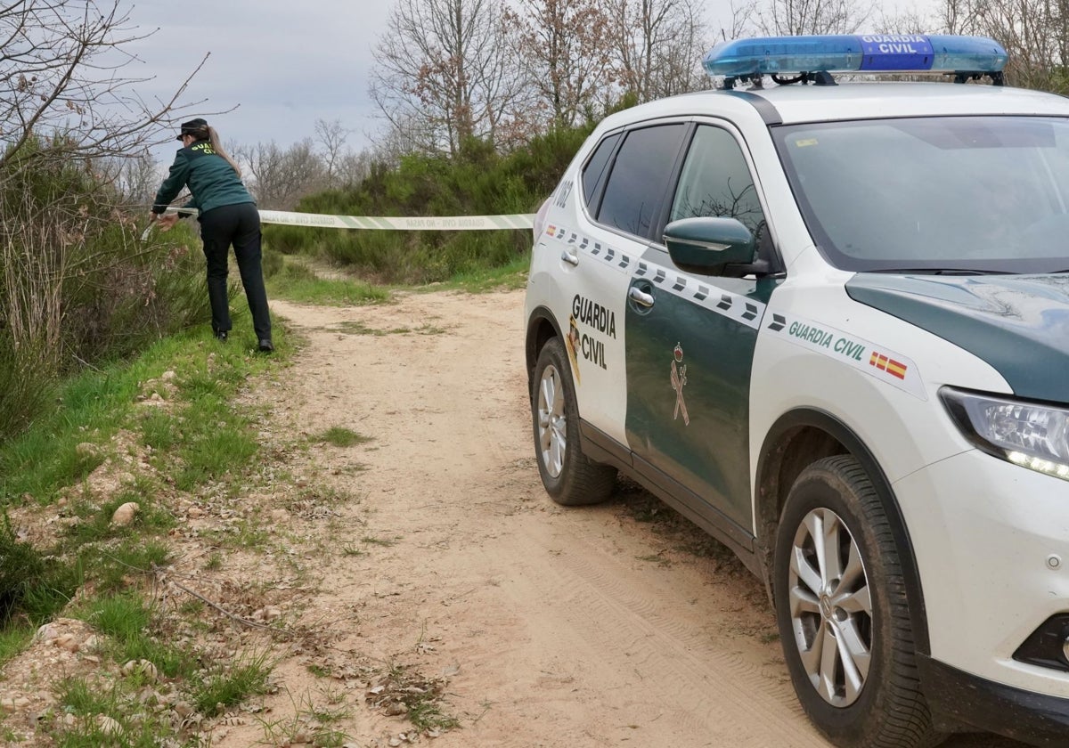 La Guardia Civil precinta el acceso al lugar en el que han encontrado el cadáver en Sorribos de Alba (León)