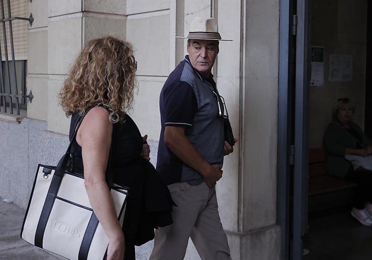 Juan Márquez, junto a su abogada, Inmaculada Torres, entrando en la Audiencia de Sevilla