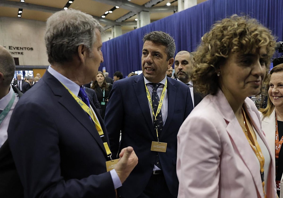 El presidente de la Generalitat Valenciana, Carlos Mazón, conversa este miércoles con el presidente del Partido Popular, Alberto Núñez Feijóo