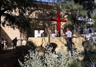 Los preparativos de las Cruces de Mayo en Córdoba, en imágenes