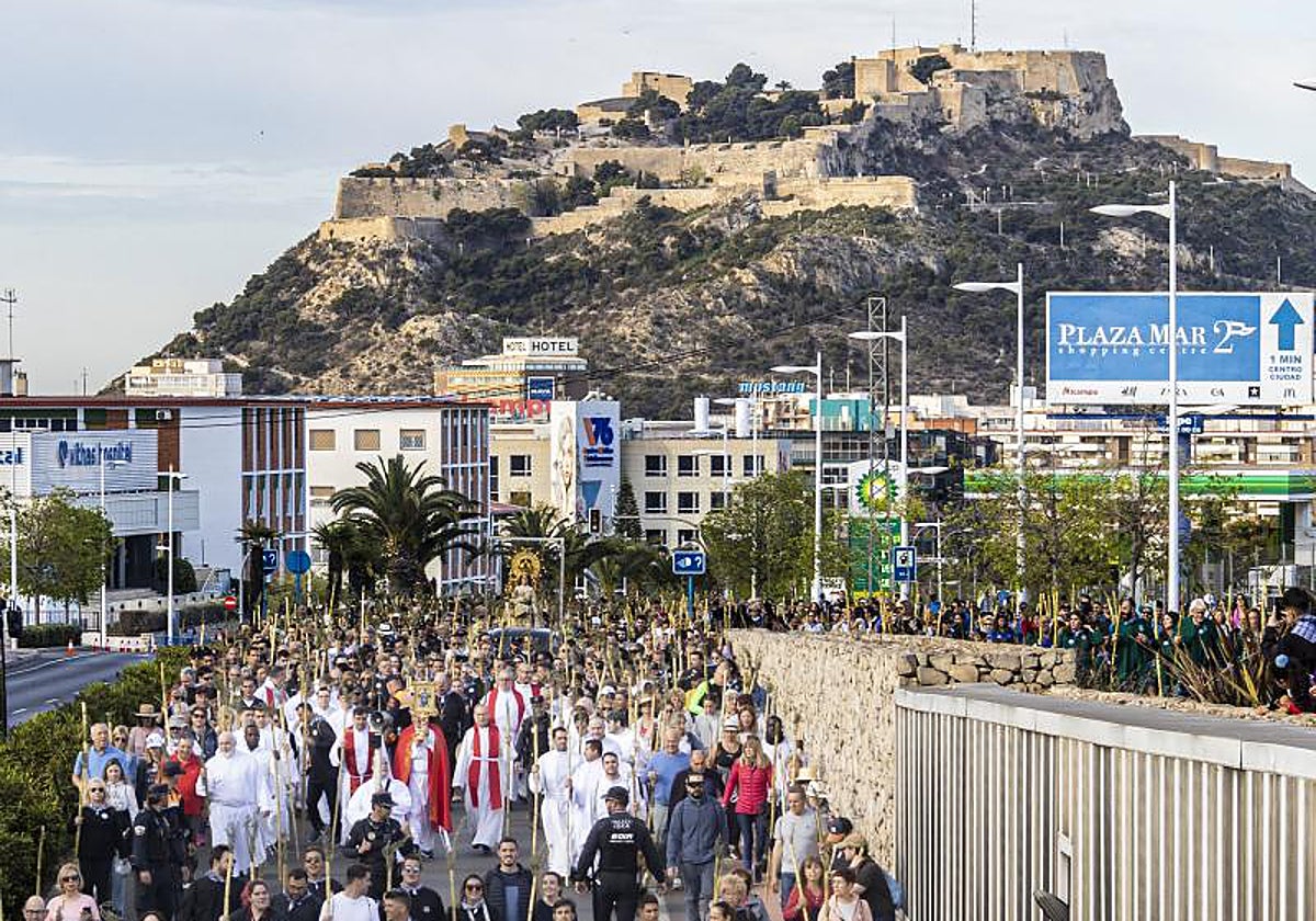 Inicio de la romería de la Santa Faz en Alicante, al principio de su recorrido a la salida de la ciudad