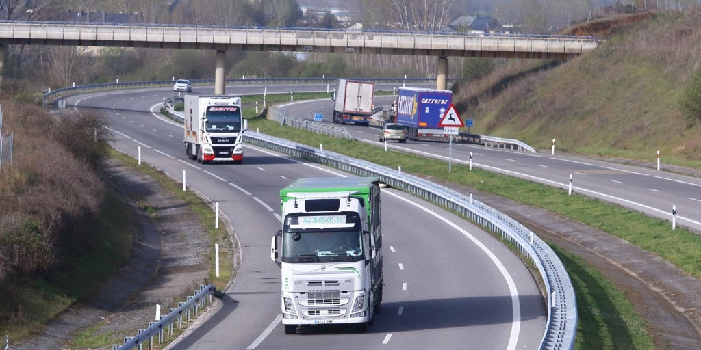 El transporte de mercancías denuncia el «doble apagón» por las restricciones de la DGT durante el 'puente'