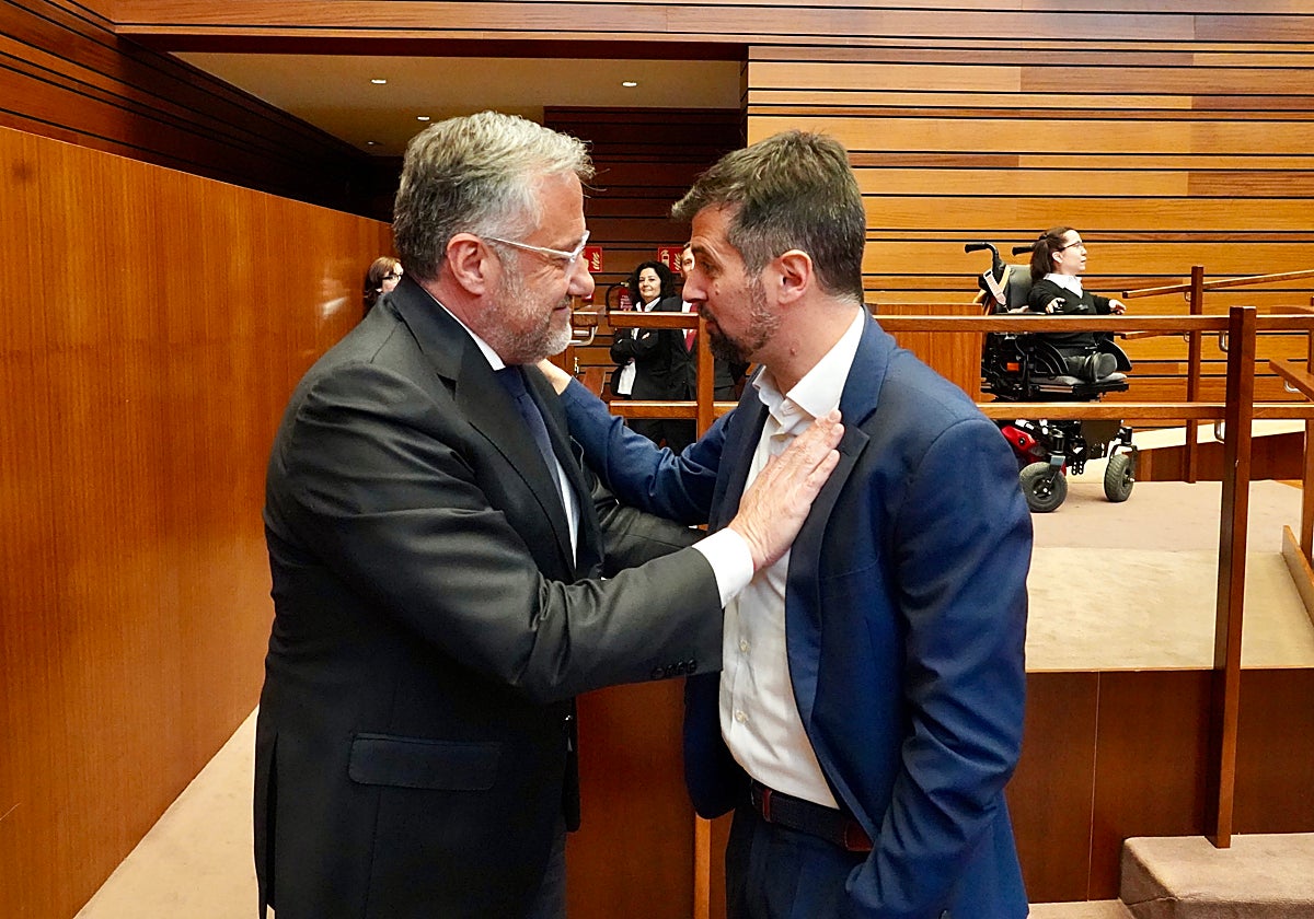 Luis Tudanca, felicitado por el presidente de las Cortes