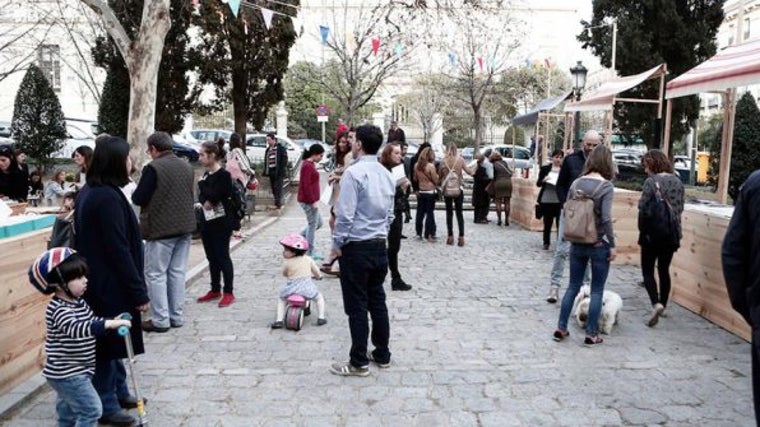 Los visitantes observan los mercadillos de productos artesanales de jóvenes diseñadores y artistas