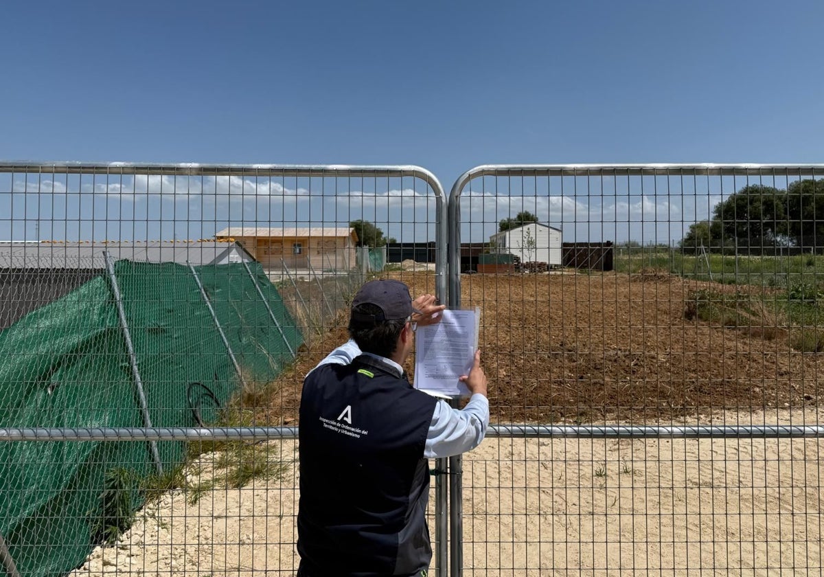 Un operario de la Junta ultima el precinto de una de las fincas