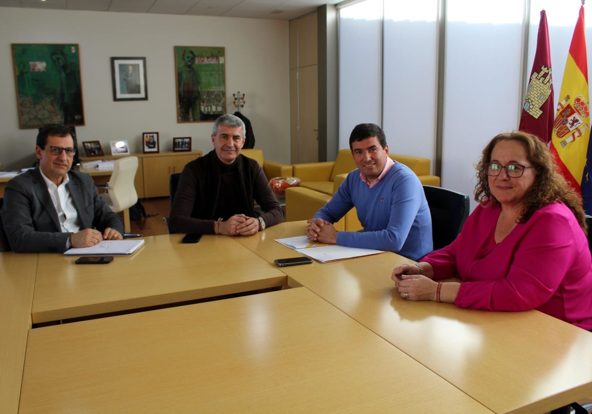 El delegado de la Junta en Toledo, Álvaro Gutiérrez, junto al alcalde de Casarrubios, Jesús Mayoral