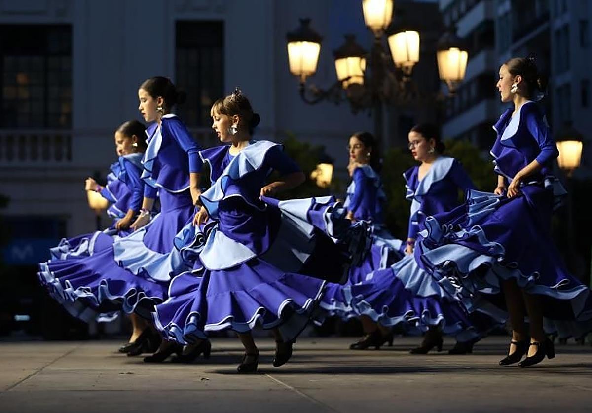 Imagen de archivo de un grupo de alumnas de una academia de baile en el certamen
