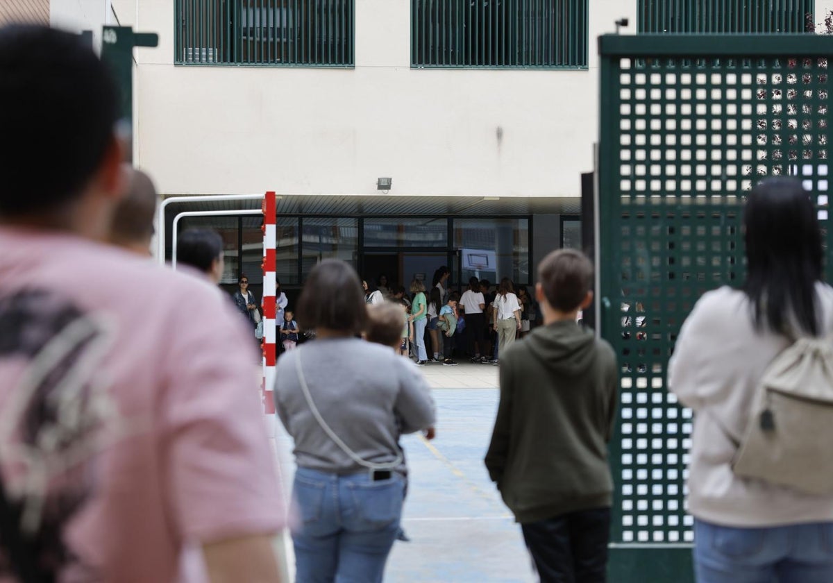 Vuelta a las aulas de un centro educativo de Paiporta, hace unos días y seis meses después de la riada de la dana