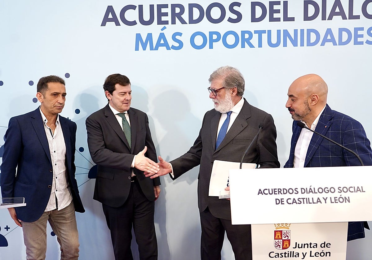 Mañueco, junto a los agentes sociales y económicos de la Comunidad, durante la firma de los últimos acuerdos adoptados tras la reunión del Consejo del Diálogo Social