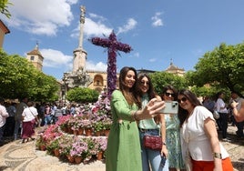 Color, flores, belleza y familia: la esencia de las Cruces de Mayo de Córdoba se mantiene