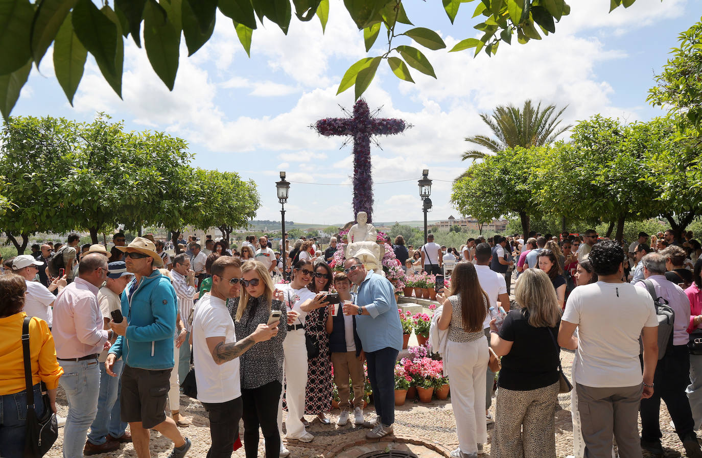 El color y la belleza de las Cruces de Mayo en Córdoba, en imágenes