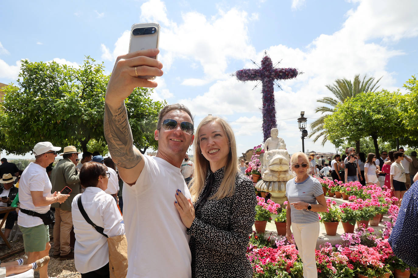 El color y la belleza de las Cruces de Mayo en Córdoba, en imágenes