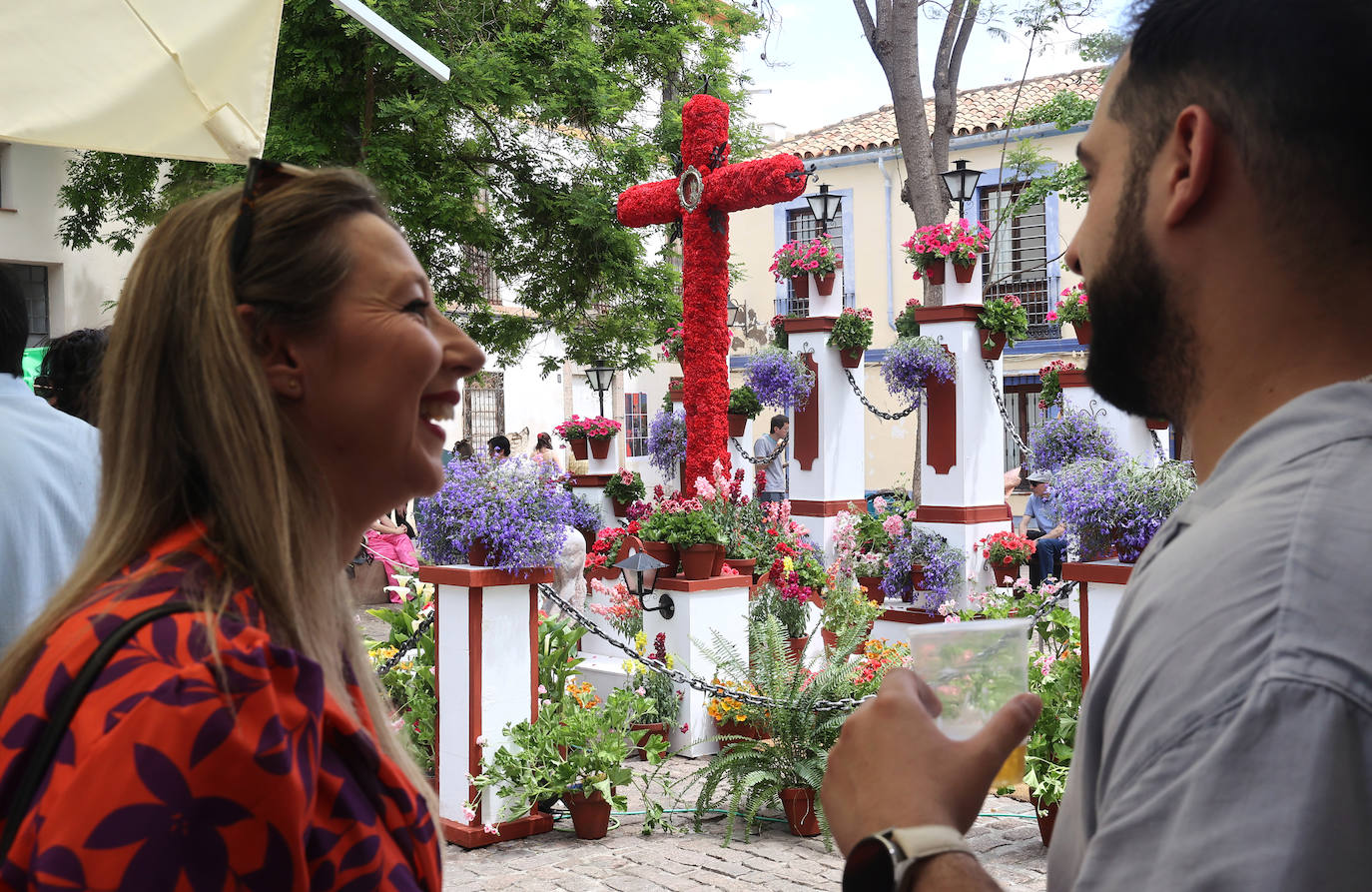 El color y la belleza de las Cruces de Mayo en Córdoba, en imágenes