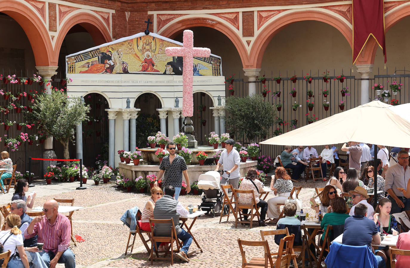 El color y la belleza de las Cruces de Mayo en Córdoba, en imágenes