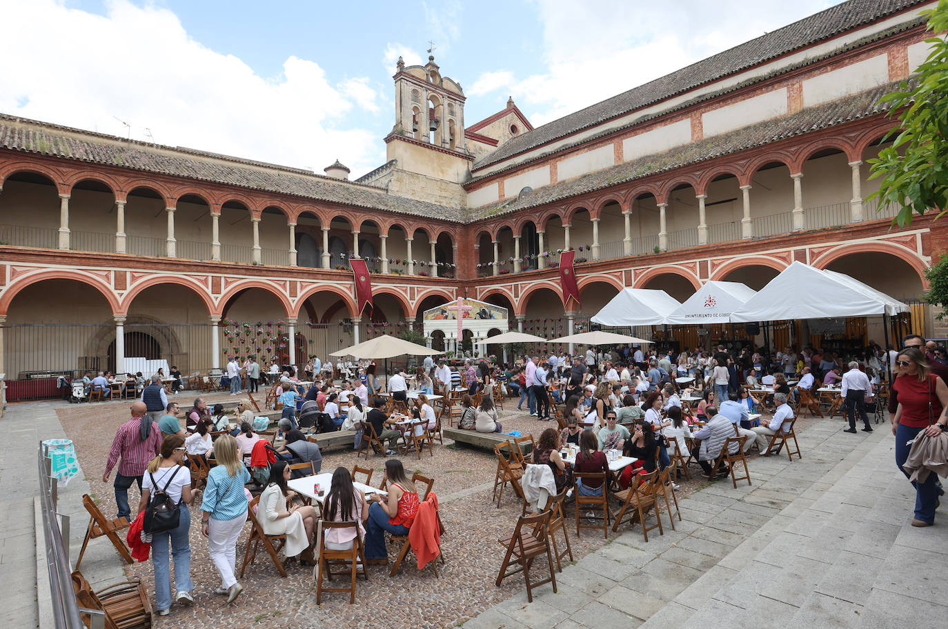 El color y la belleza de las Cruces de Mayo en Córdoba, en imágenes