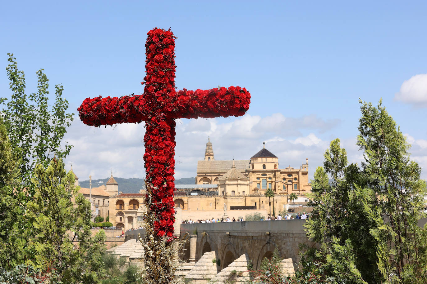 El color y la belleza de las Cruces de Mayo en Córdoba, en imágenes
