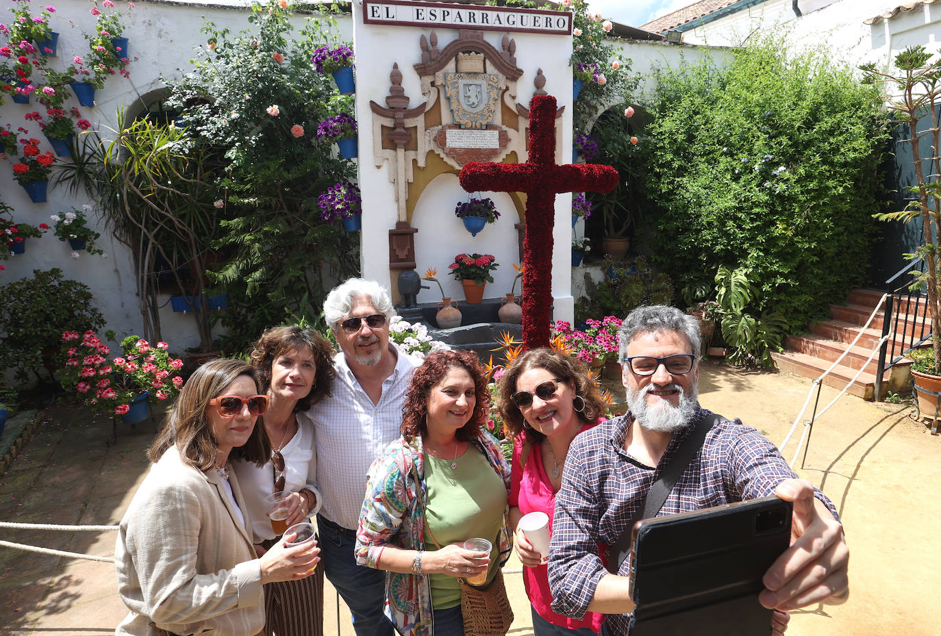 El color y la belleza de las Cruces de Mayo en Córdoba, en imágenes