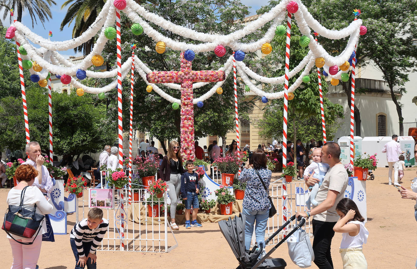 El color y la belleza de las Cruces de Mayo en Córdoba, en imágenes