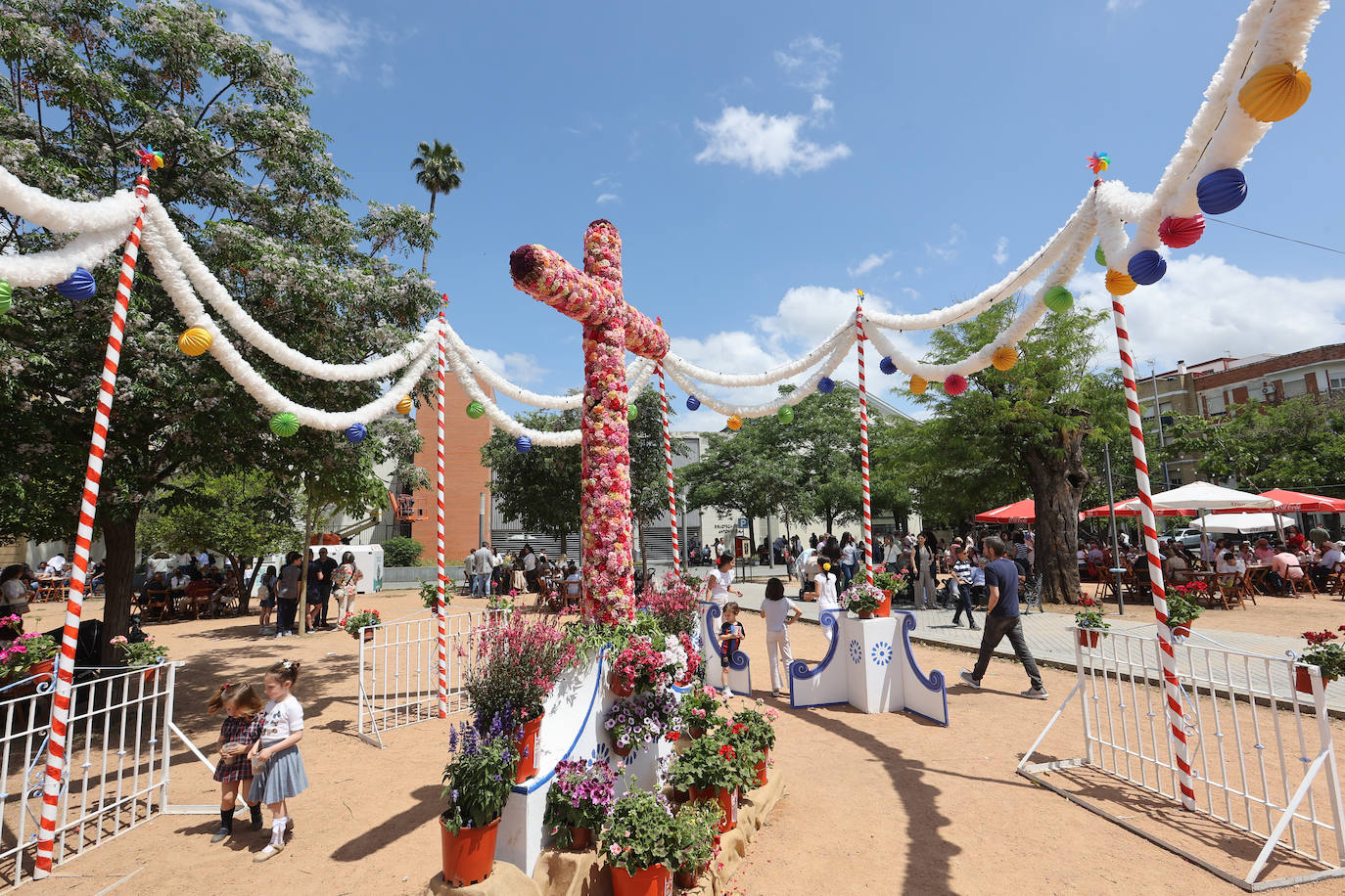 El color y la belleza de las Cruces de Mayo en Córdoba, en imágenes