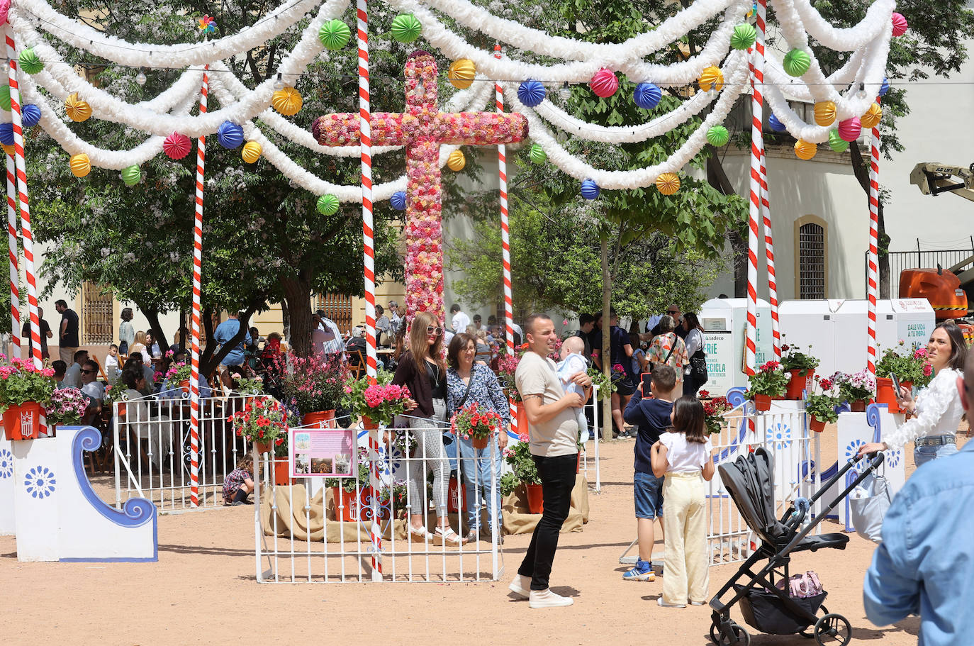 El color y la belleza de las Cruces de Mayo en Córdoba, en imágenes