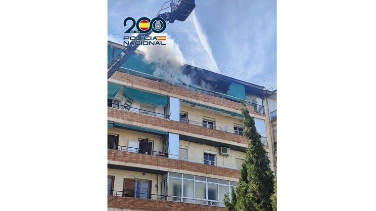 Labores de extinción del fuego en la quinta planta del edificio por parte de los bomberos