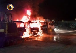 Un incendio destruye tres camiones calcinados en una empresa de reciclaje en Valencia