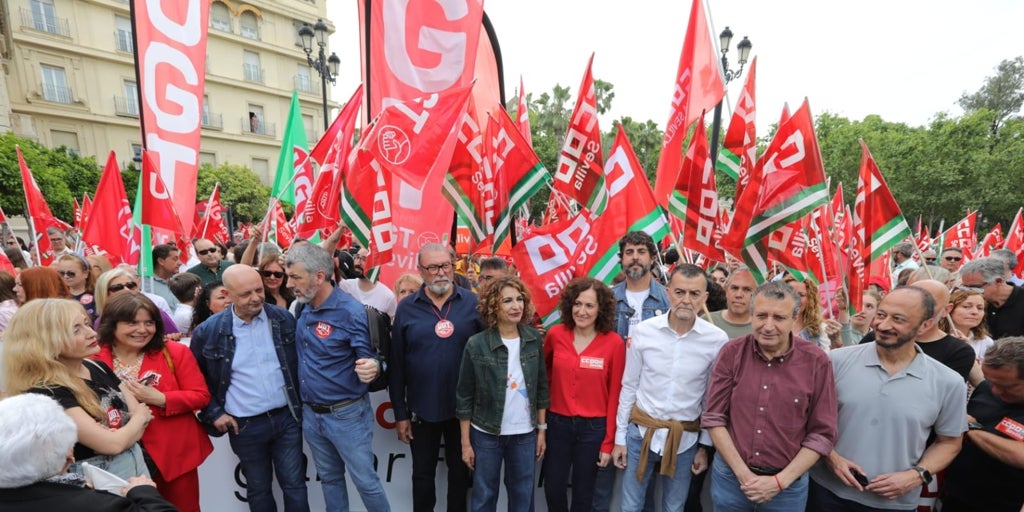 María Jesús Montero y Antonio Maíllo encabezan la manifestación del 1 de mayo en Sevilla