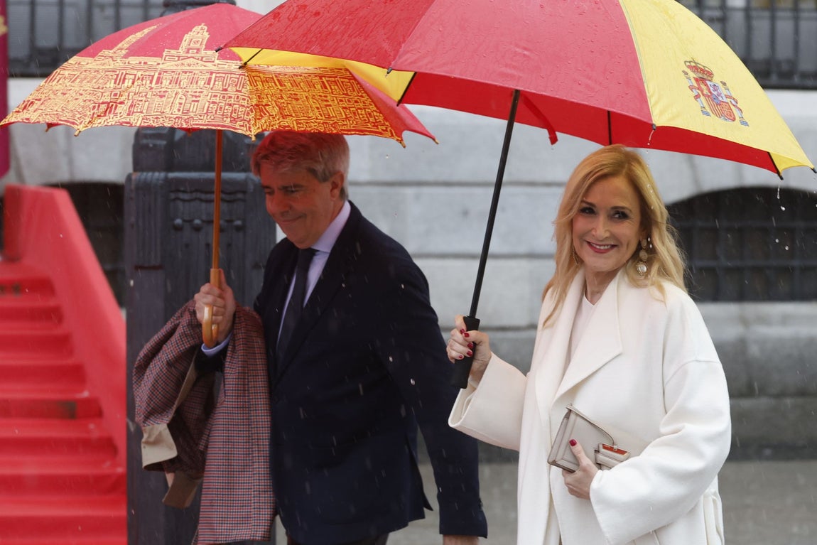 La expresidenta de la Comunidad de Madrid, Cristina Cifuentes, se protege de la lluvia con un paraguas a su llegada al homenaje a los Héroes del Dos de Mayo.