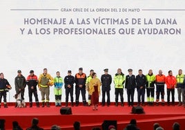Ayuso aplaude a los «héroes» del 28 de abril de 2025 en la fiesta oficial de Madrid
