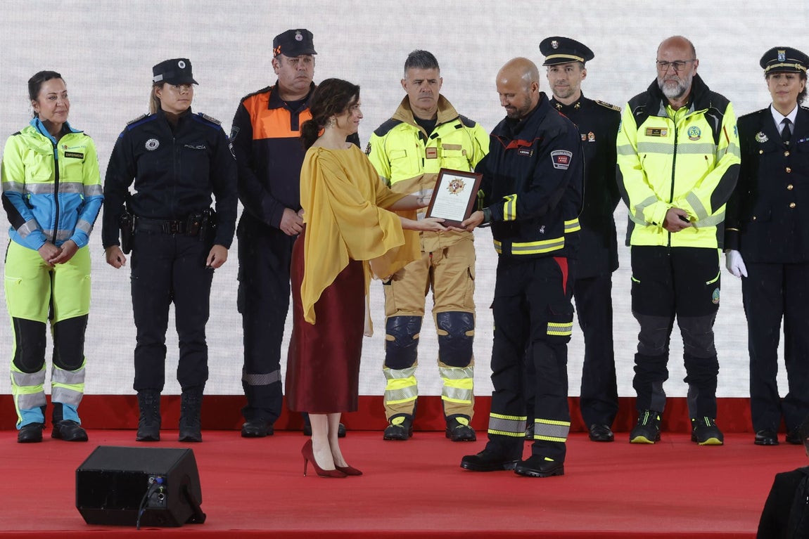 La presidenta de la Comunidad de Madrid, Isabel Díaz Ayuso, durante el acto institucional de entrega de las Grandes Cruces de la Orden del Dos de Mayo.