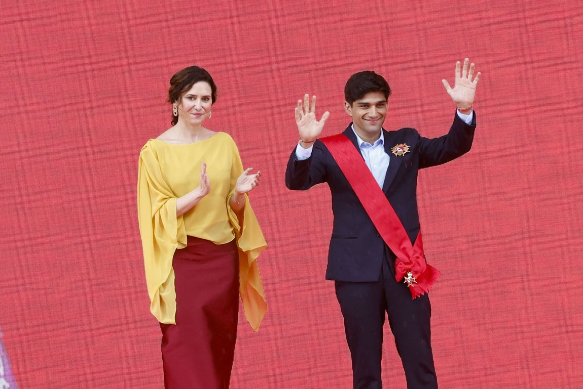 La presidenta de la Comunidad de Madrid, Isabel Díaz Ayuso, junto al campeón del Mundo de MotoGP, el piloto madrileño Jorge Martín, durante el acto institucional de entrega de las Grandes Cruces de la Orden del Dos de Mayo, premiado por ganar el mundial de 2024 en la categoría reina del motociclismo.