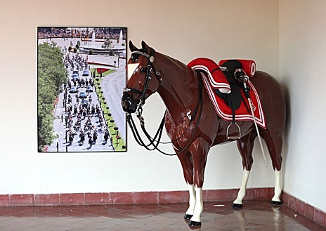 Imagen secundaria 1 - En la imagen superior, algunos de los visitantes que han recorrido esta muestra. En las imágenes inferiores, el caballo vestido con las galas de la sección de Coraceros del escuadrón de la escolta real. A la derecha, trajes históricos de este cuerpo militar