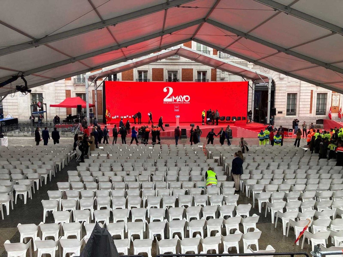 Se ha instalado una gran carpa, que alojará a los 1.000 invitados, el mayor número en un acto de este tipo. Además, se han instalado dos gradas en la Puerta del Sol, cada una para 250 personas, a disposición de los ciudadanos y de libre acceso.