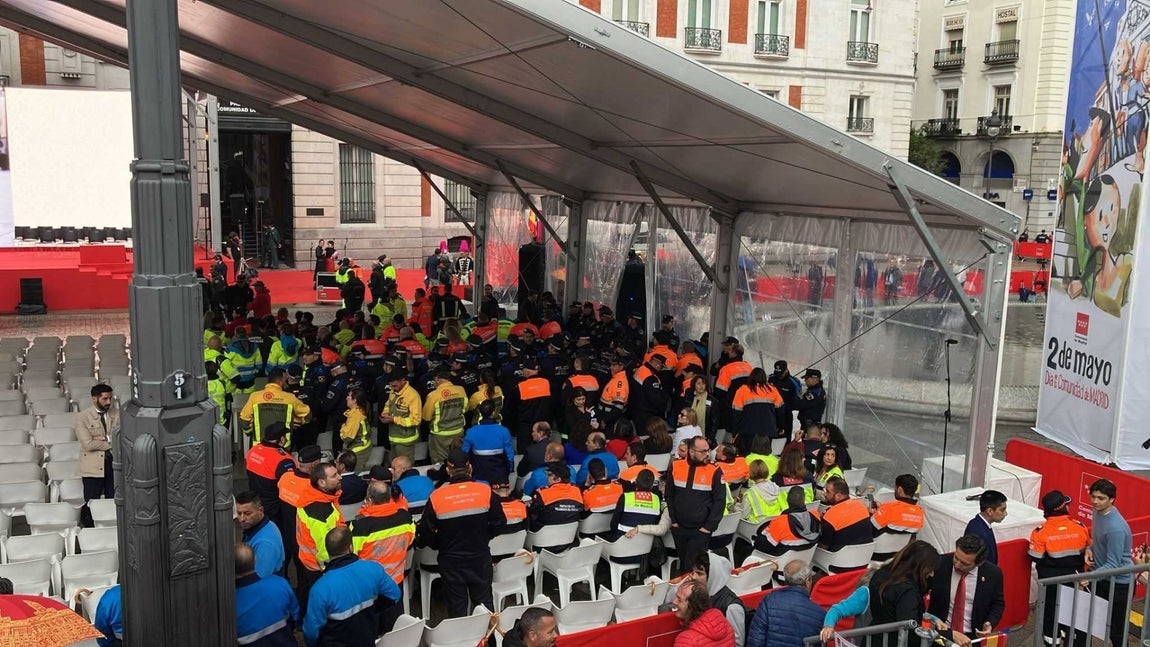Toman asiento parte de los galardonados con la Gran Cruz de la Comunidad de Madrid.