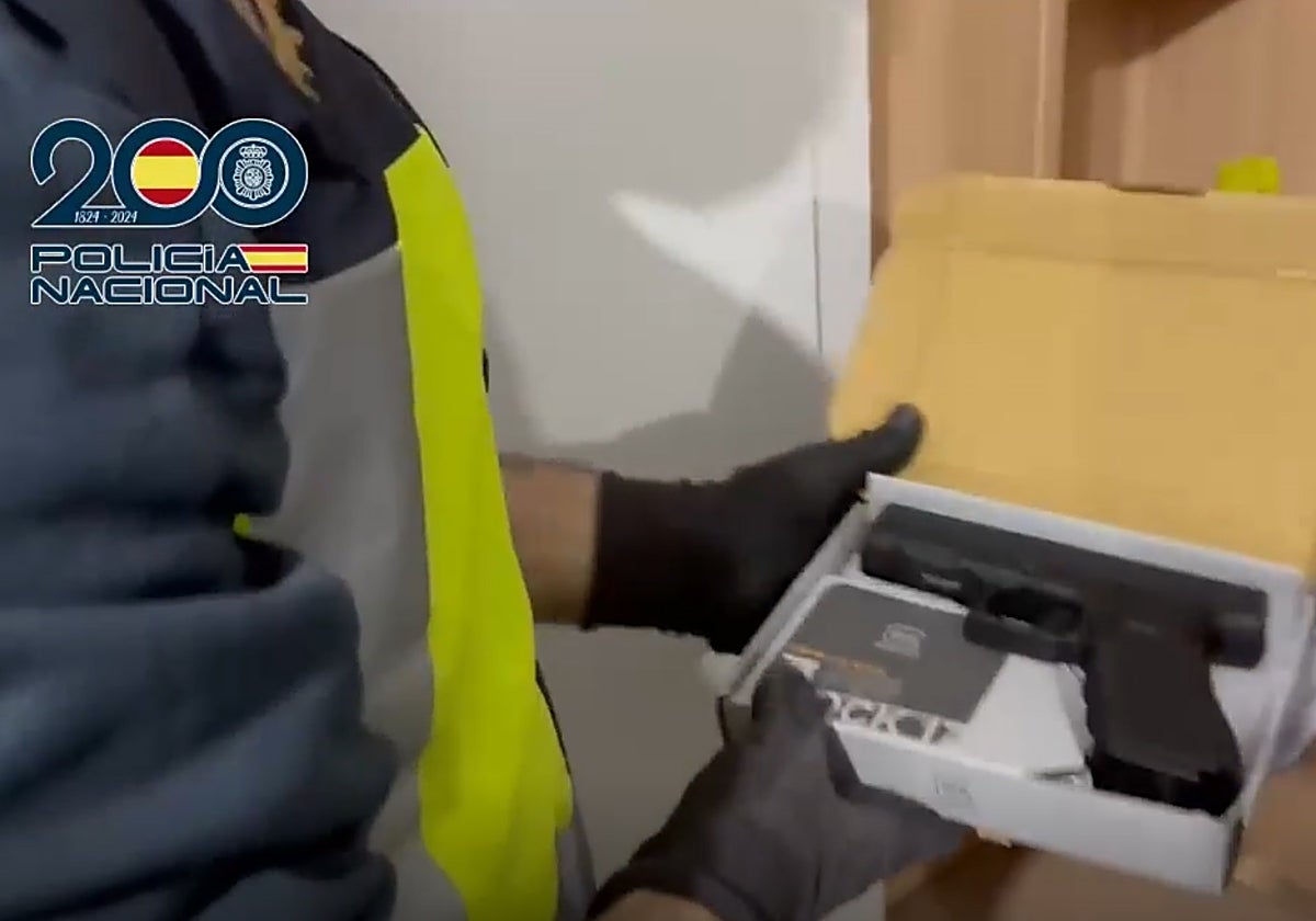 Arma simulada incautada en los registros de la operación