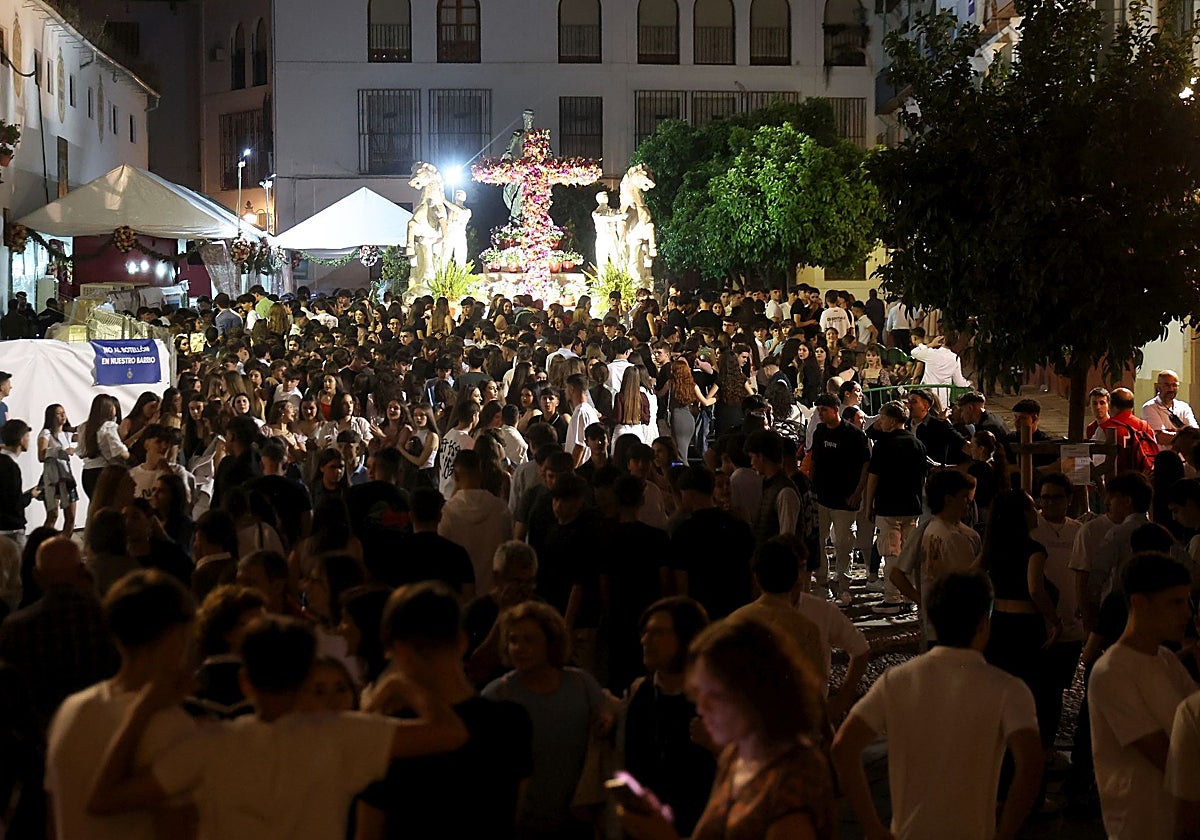 Ambiente nocturno en la cruz de la hermandad del Resucitado