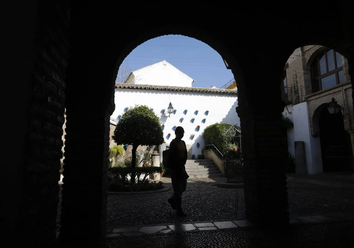 Turistas durante una visita al Zoco Municipal de la calle Judíos en una imagen de archivo