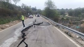 Cortada la CM-2005 a la altura de Brihuega por el hundimiento de parte de la carretera