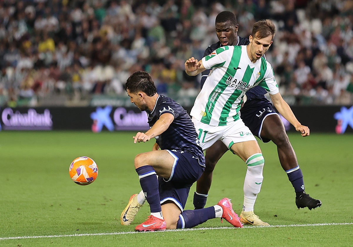 Yoldi intenta zafarse de un contrario en la segunda mitad