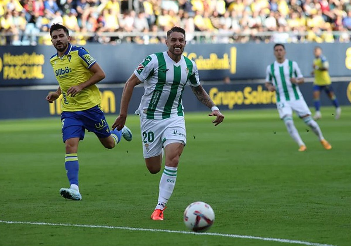 Antonio Casas persigue el balón durante el partido de ida en Cádiz