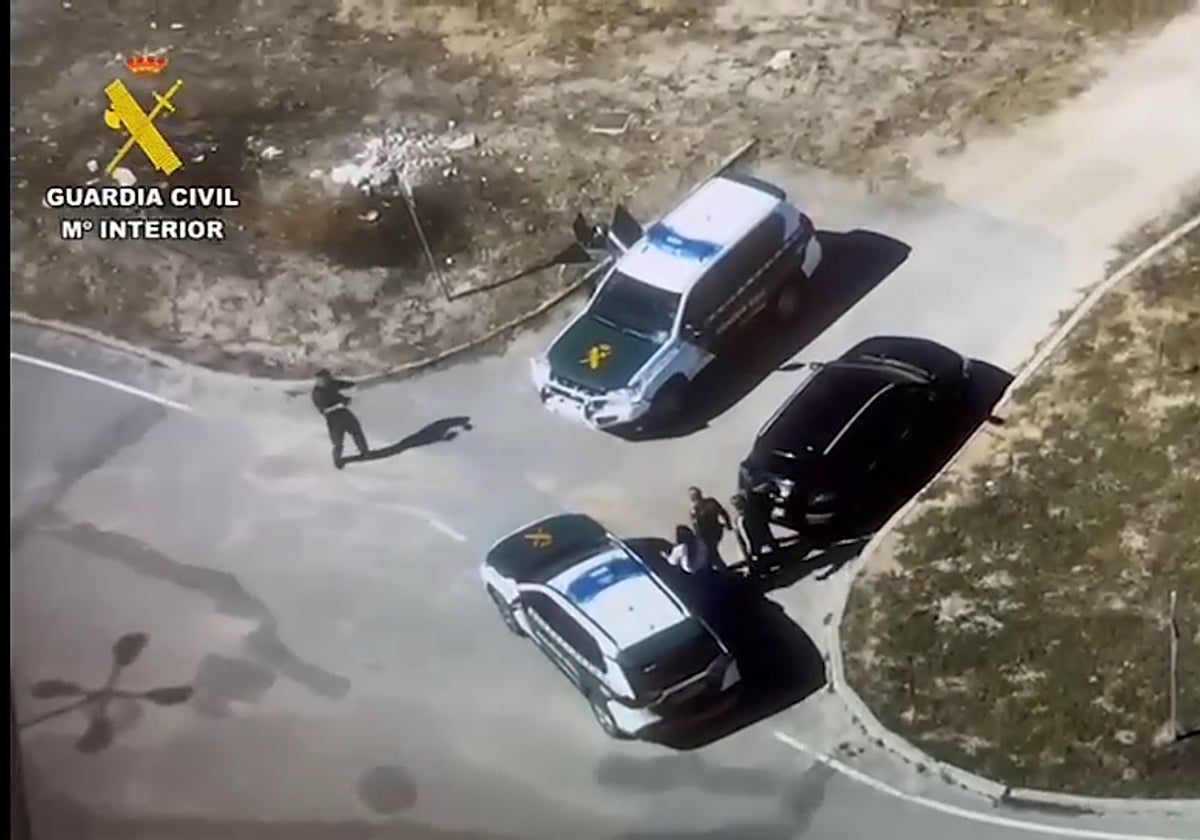 Momento de la detención del hombre que huyó por los tejados en un pueblo de Ávila