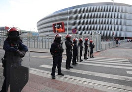La Ertzaintza practica un torniquete a una mujer herida tras el partido de Europa League