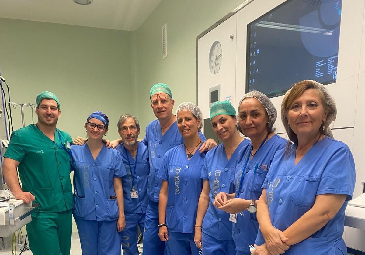 La doctora Ruiz de Gauna (segunda por la derecha) junto a compañeros del Servicio de Otorrino del HUT