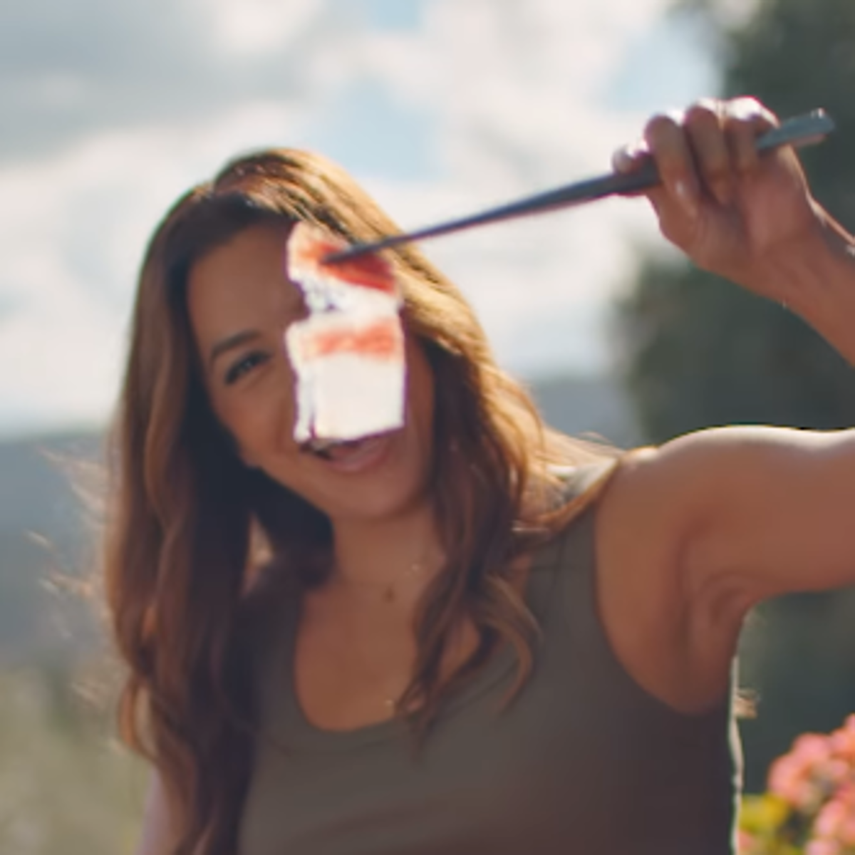 Eva Longoria cortando jamón en 'Searching for Spain'