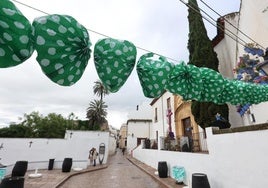 Las Cruces de Córdoba soportan el chaparrón: «Se ha estropeado algún farolillo, pero poco más»